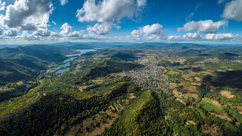 Été : les 10 villes où s'installer avant que les prix ne montent